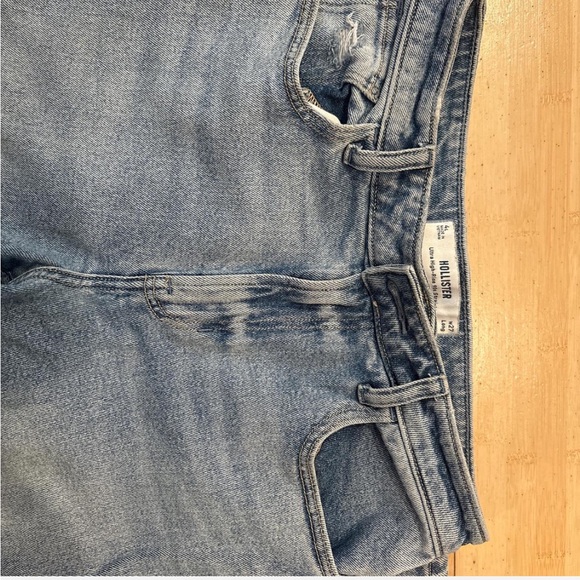 Hollister Ultra High-Rise 90s Straight 4L/w27 Long. Medium blue denim wash. - Picture 3 of 3